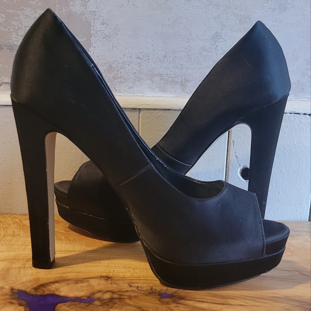 Platform peep toe pumps